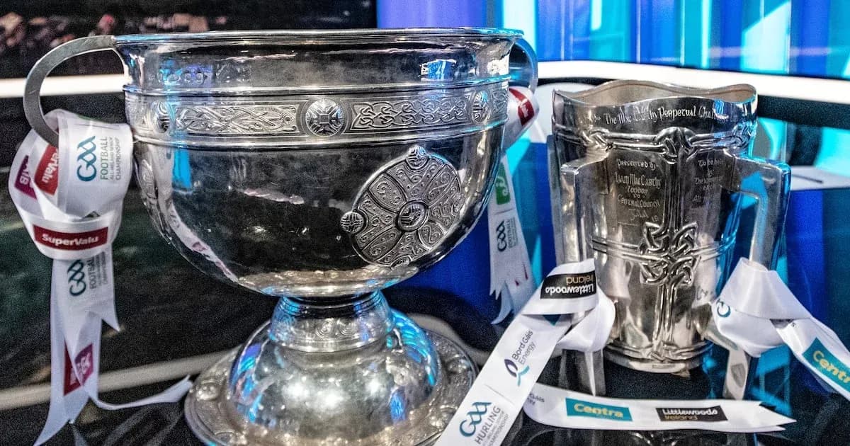 Два серебряных трофея с лентами GAA Два серебряных трофея с лентами GAA