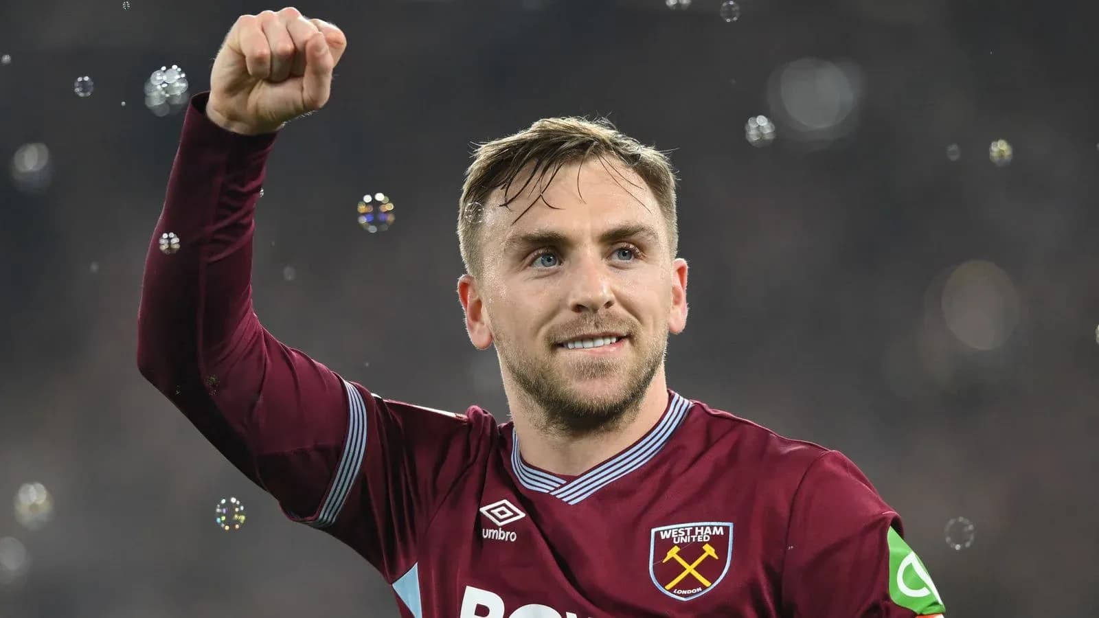 Игрок West Ham United поднимает кулак после матча Игрок West Ham United поднимает кулак после матча