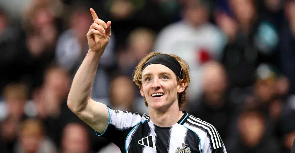 Игрок Newcastle United поднимает руку после гола Игрок Newcastle United поднимает руку после гола