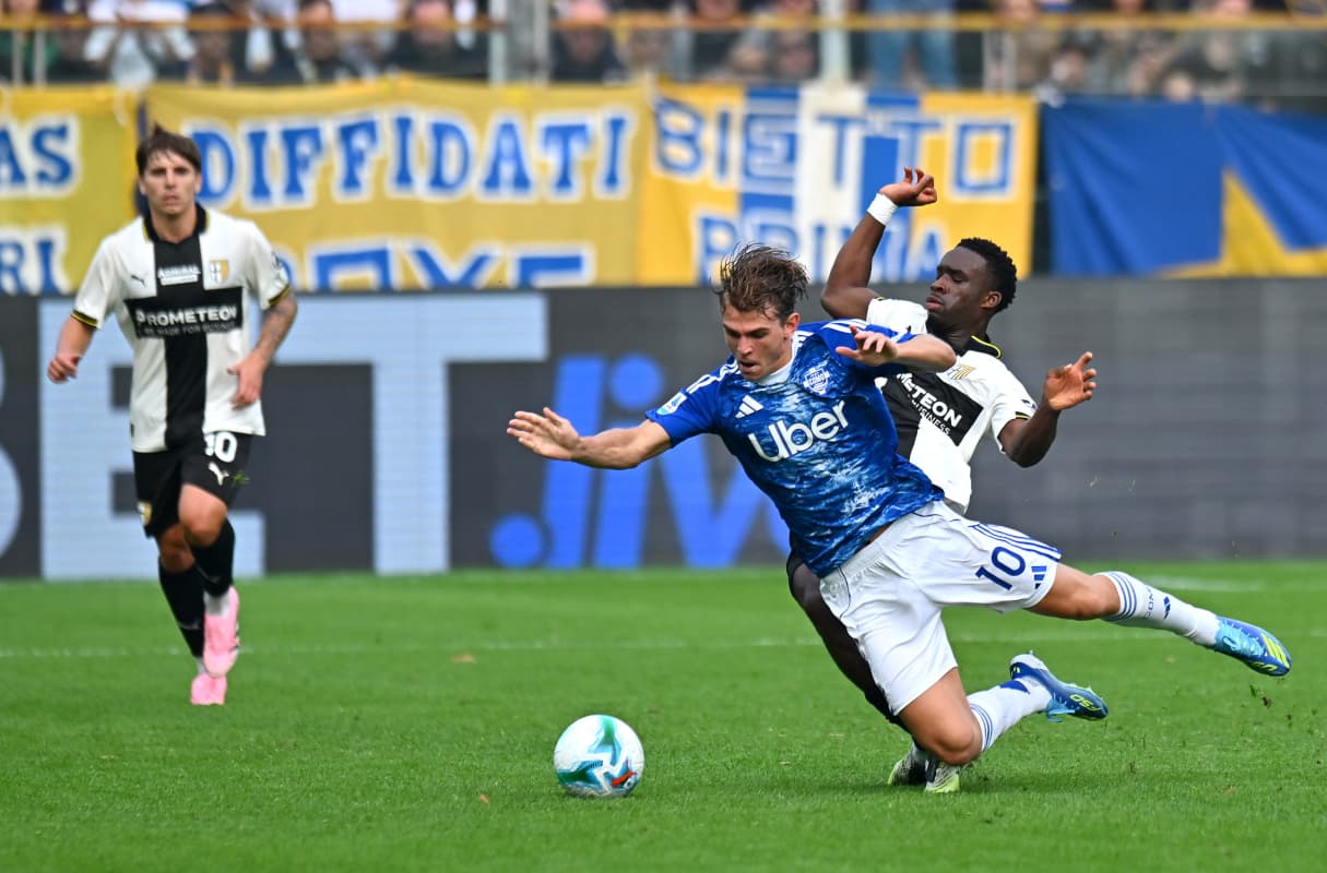 Игроки Como и Parma борются за мяч Игроки Como и Parma борются за мяч