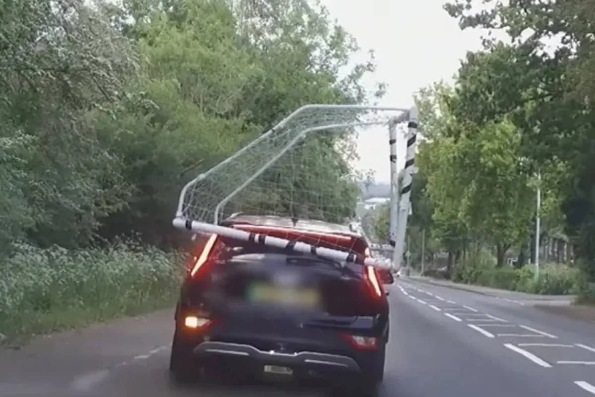 Автомобиль с футбольными воротами на крыше Автомобиль с футбольными воротами на крыше