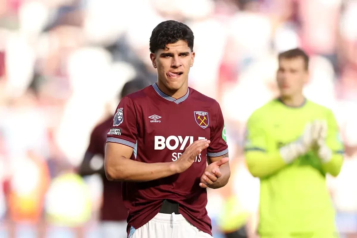 Игрок West Ham аплодирует болельщикам после матча Игрок West Ham аплодирует болельщикам после матча