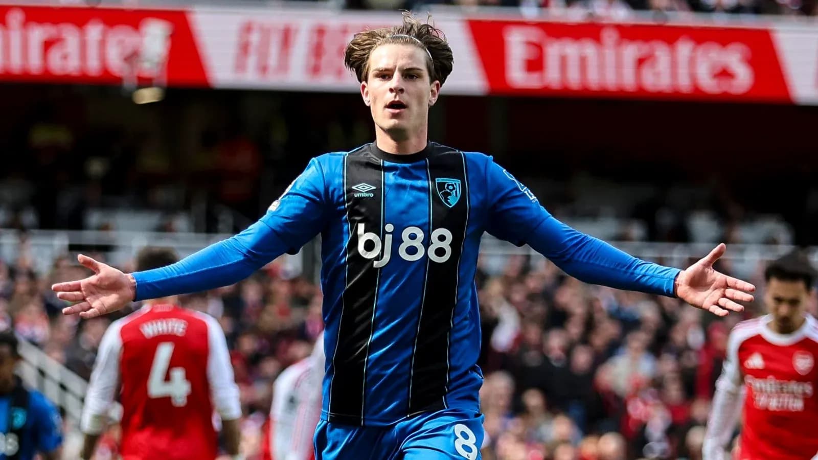 Игрок Bournemouth празднует гол на стадионе Игрок Bournemouth празднует гол на стадионе