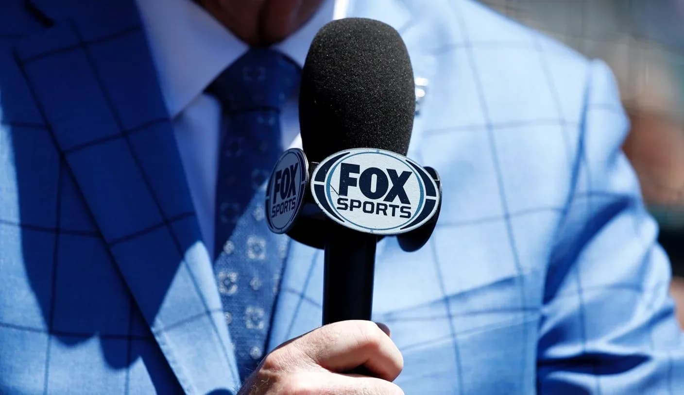 Микрофон FOX Sports в руке ведущего Микрофон FOX Sports в руке ведущего
