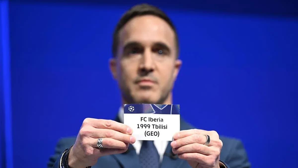 Человек держит табличку с FC Iberia 1999 Tbilisi Человек держит табличку с FC Iberia 1999 Tbilisi
