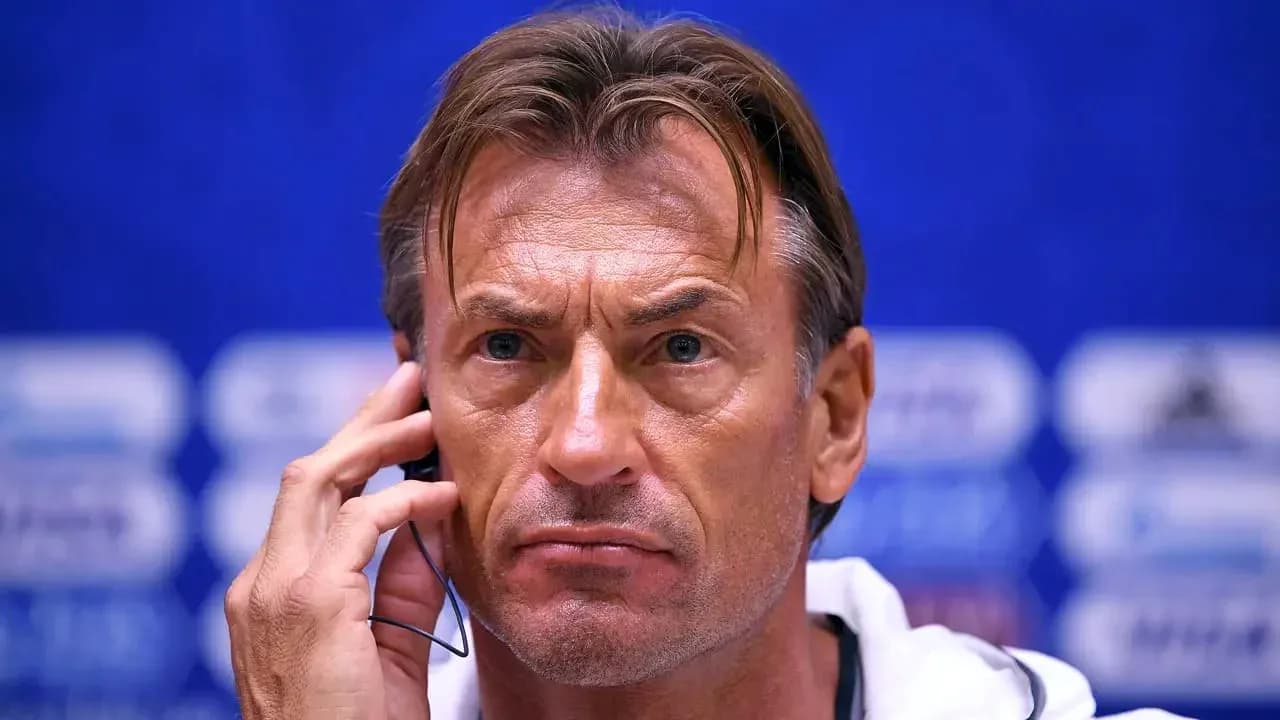 Тренер на пресс-конференции с наушником Тренер на пресс-конференции с наушником