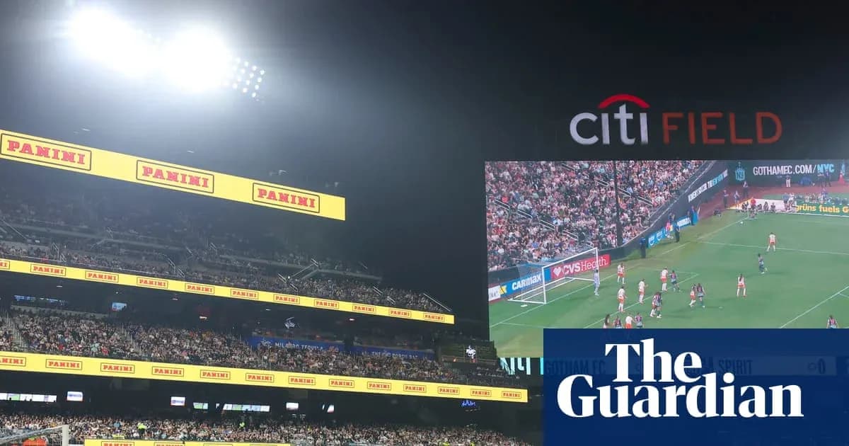 Стадион Citi Field с матчем по футболу на экране Стадион Citi Field с матчем по футболу на экране