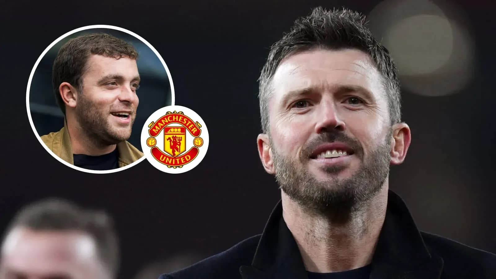 Два человека, один из которых улыбается на фоне логотипа Manchester United Два человека, один из которых улыбается на фоне логотипа Manchester United