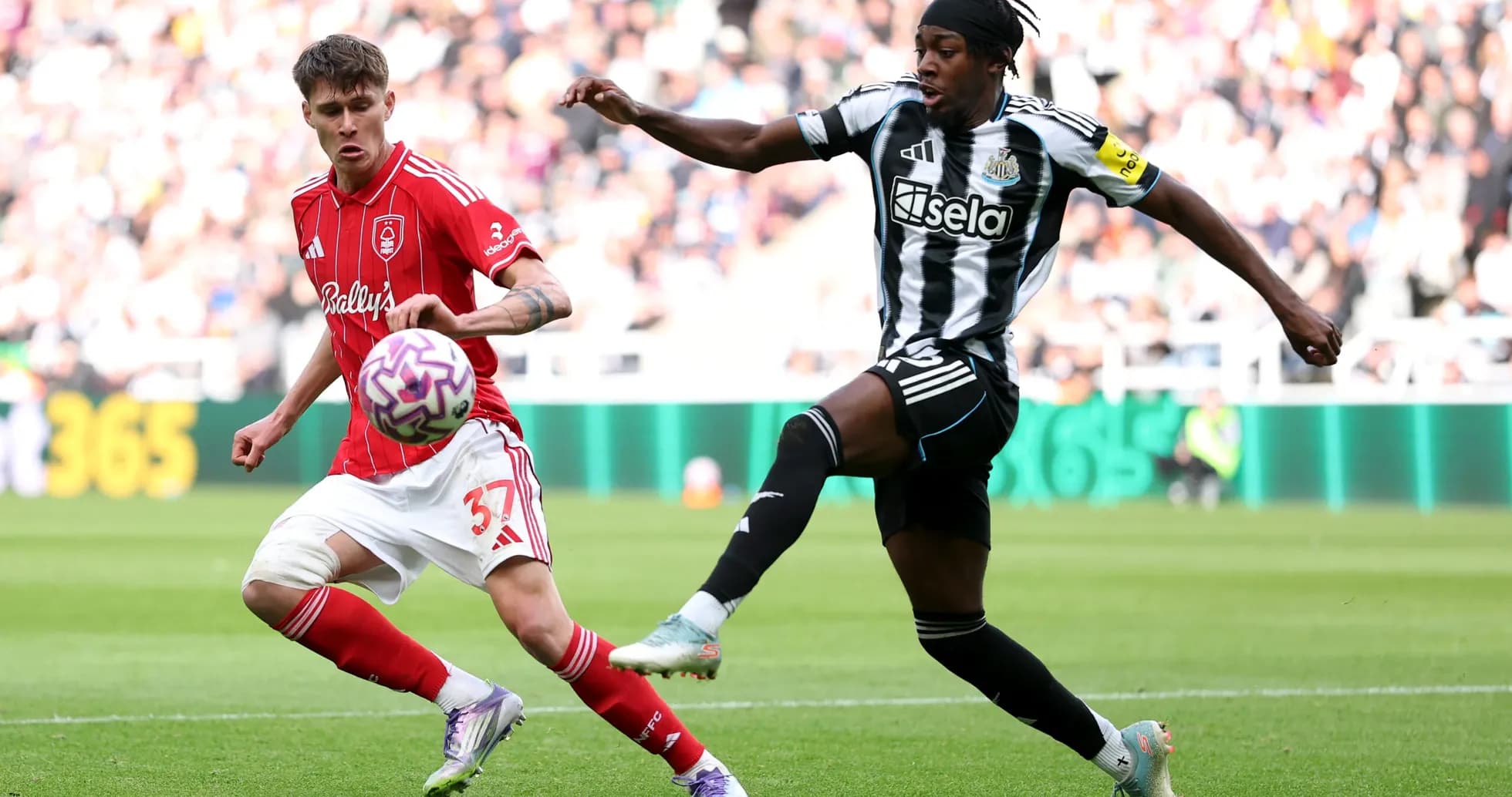 Игроки Nottingham Forest и Newcastle в борьбе за мяч Игроки Nottingham Forest и Newcastle в борьбе за мяч