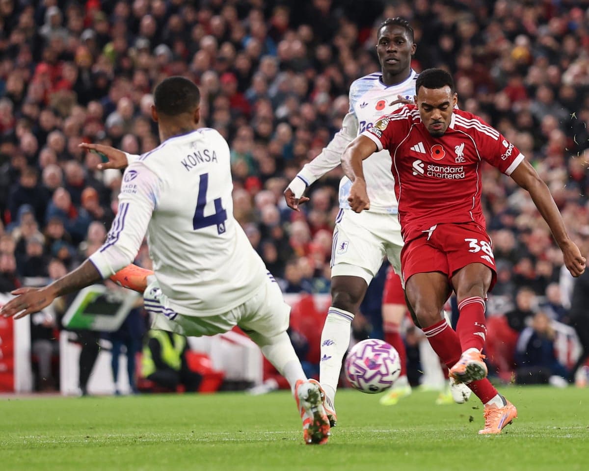 Игроки Aston Villa и Liverpool на поле Игроки Aston Villa и Liverpool на поле