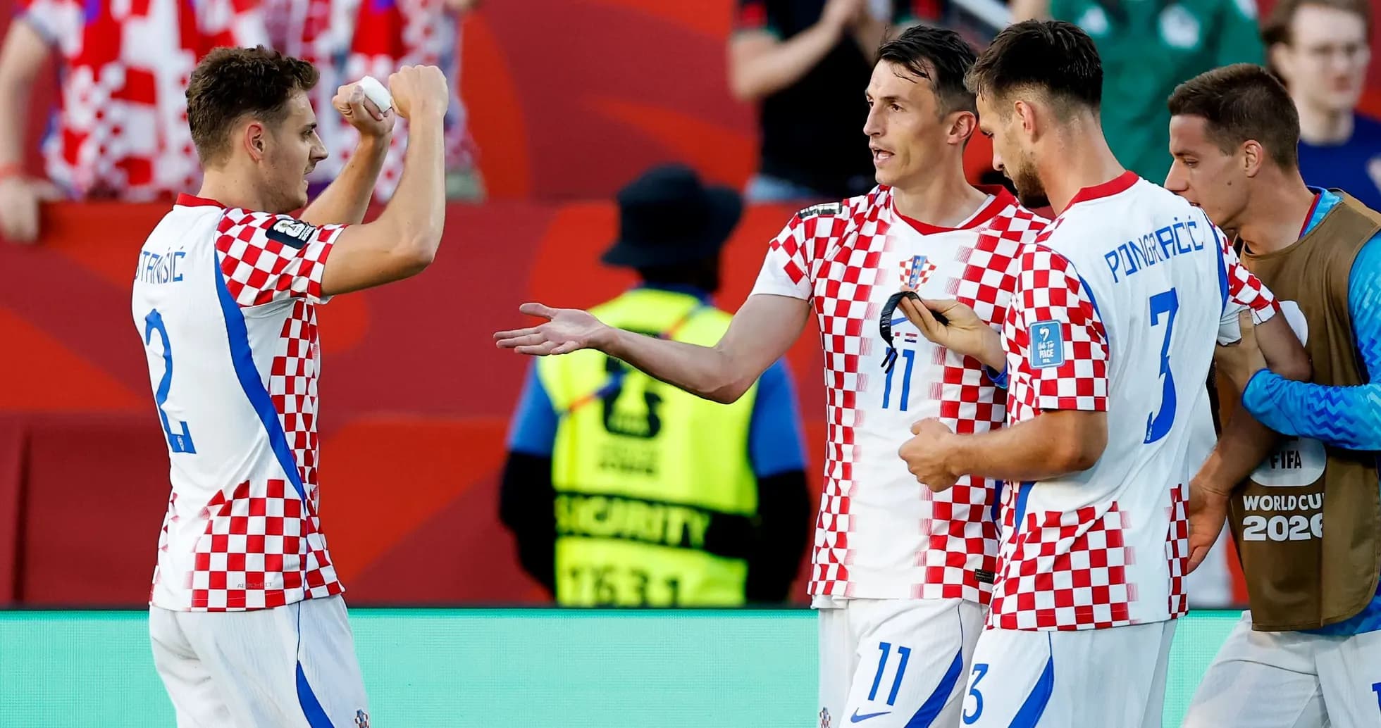 Игроки Хорватии празднуют гол на поле Игроки Хорватии празднуют гол на поле