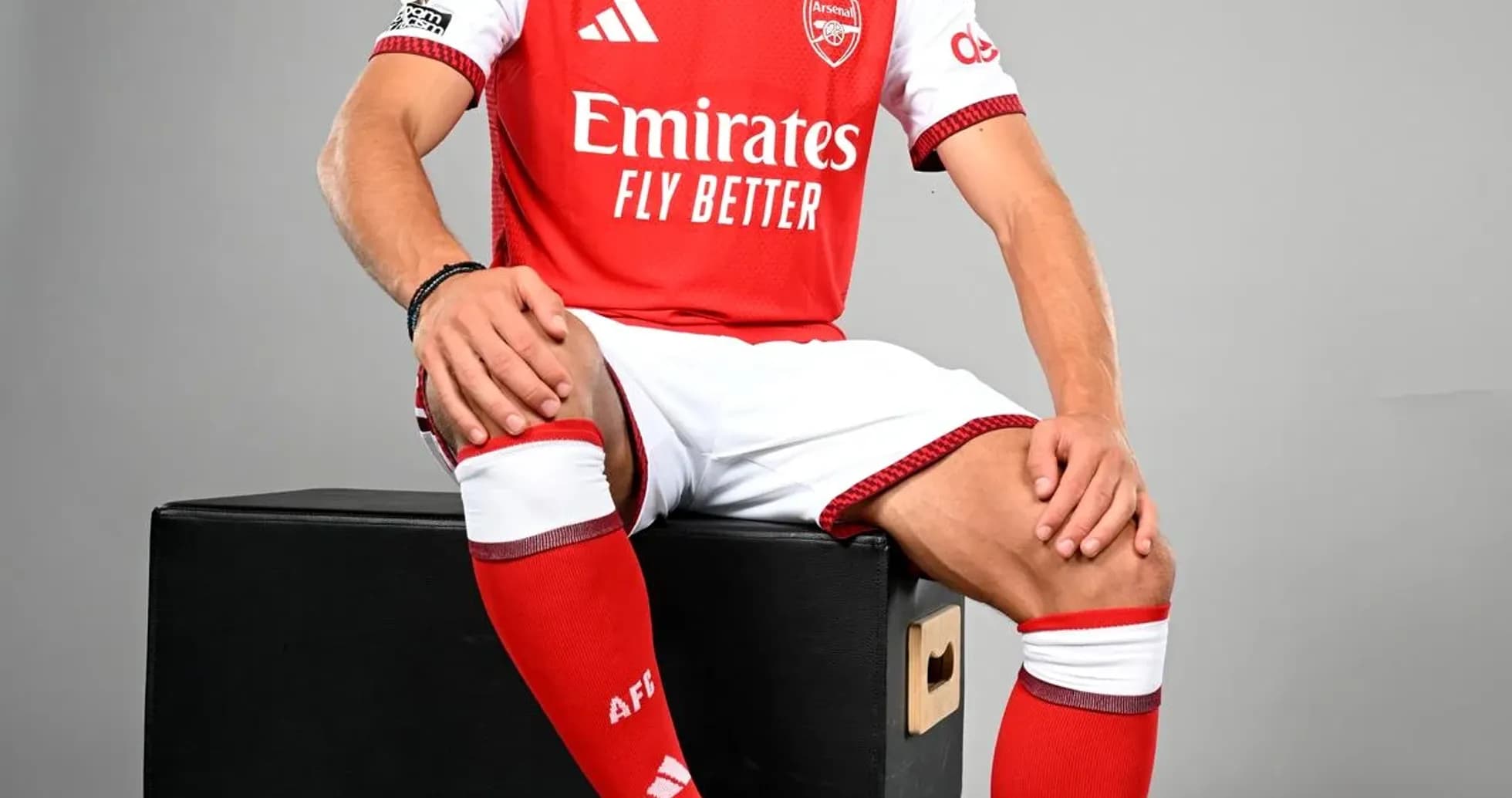 Игрок в красной форме Arsenal с мячом Игрок в красной форме Arsenal с мячом