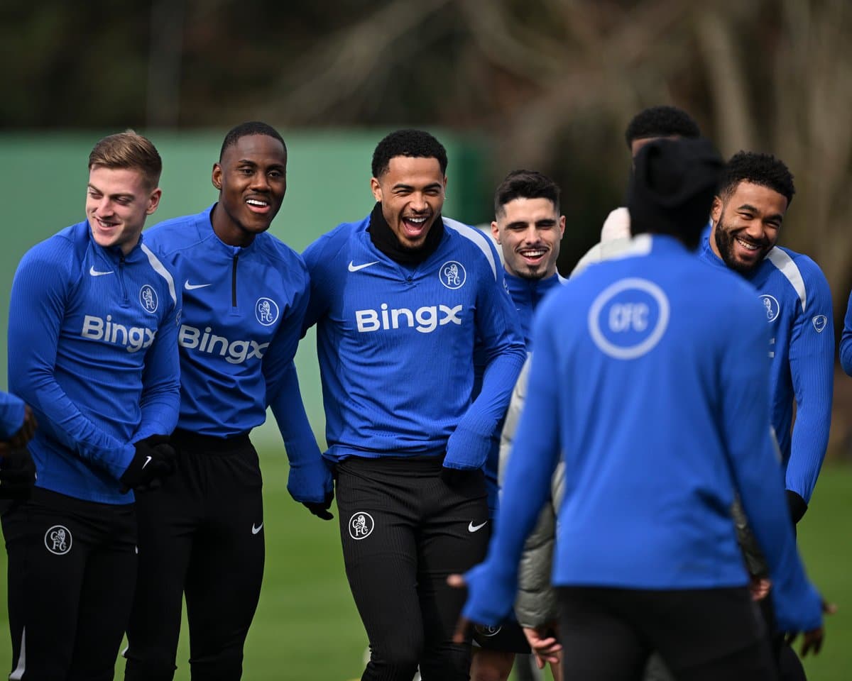Игроки Chelsea FC смеются на тренировочном занятии Игроки Chelsea FC смеются на тренировочном занятии
