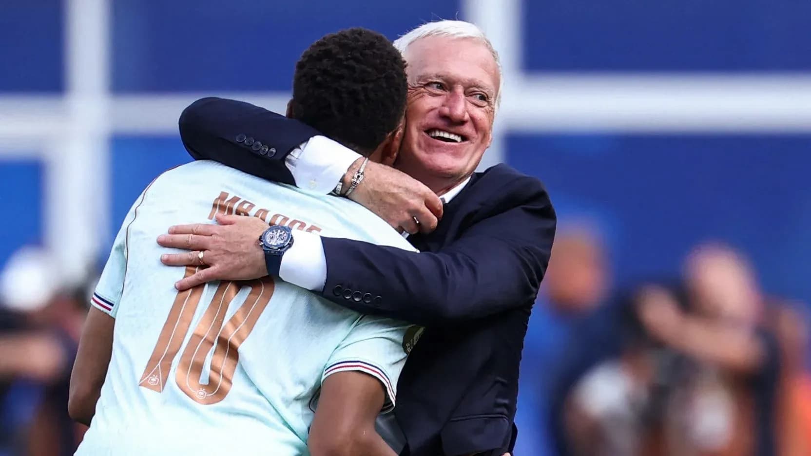 Игрок обнимает тренера после матча Игрок обнимает тренера после матча