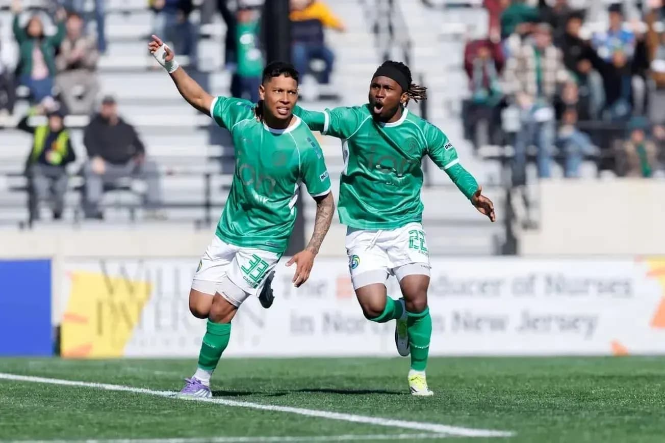 Игроки NY Cosmos празднуют гол Игроки NY Cosmos празднуют гол