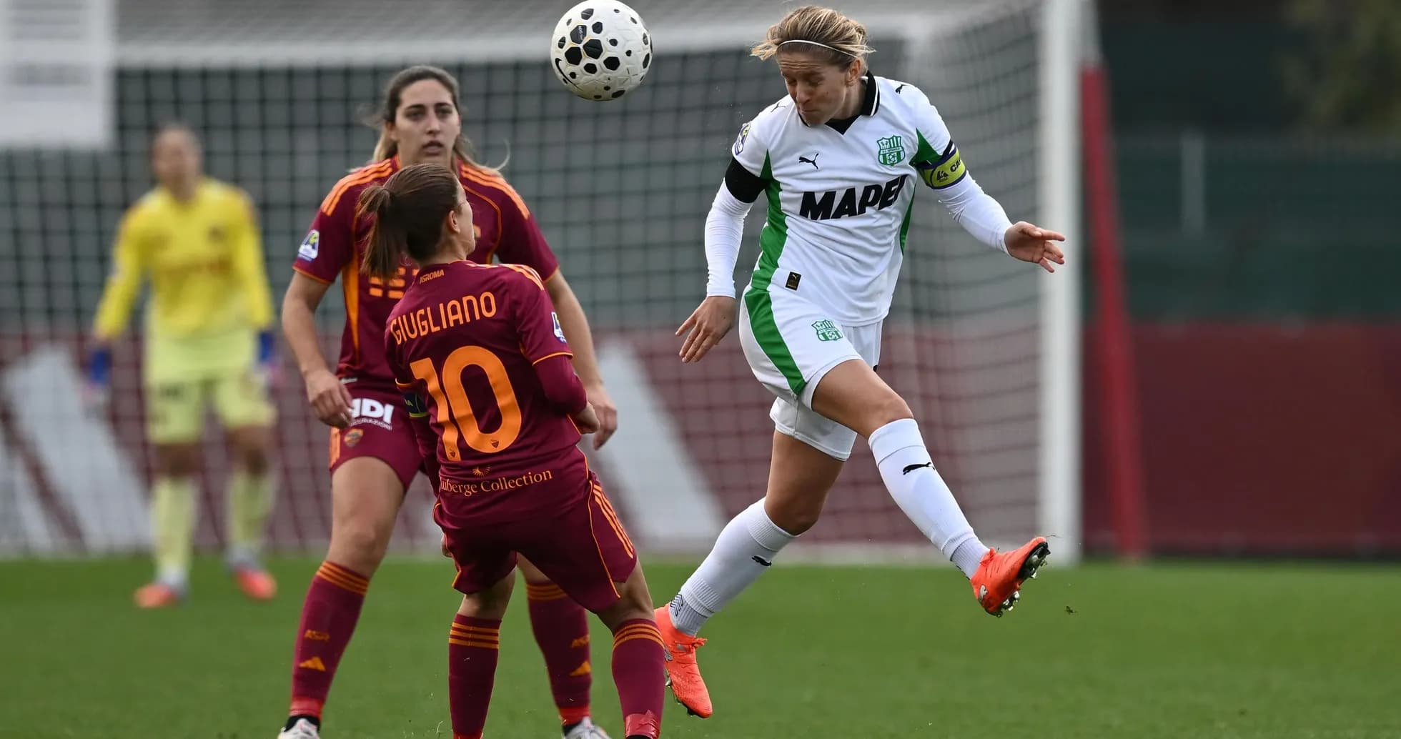 Игроки Sassuolo и Roma в матче Игроки Sassuolo и Roma в матче