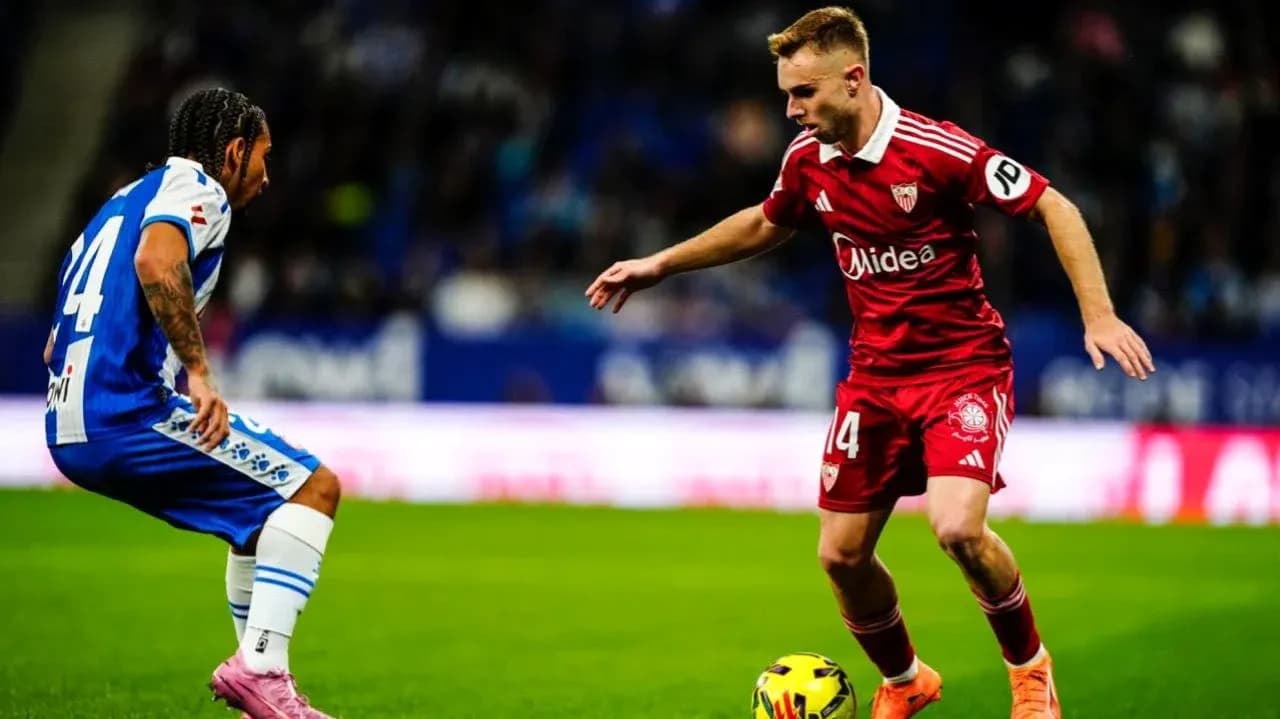 Игроки Sevilla и Espanyol на поле Игроки Sevilla и Espanyol на поле