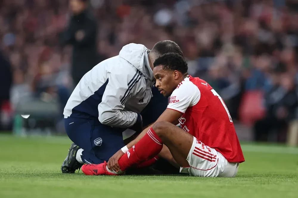 Игрок Arsenal получает медицинскую помощь на поле Игрок Arsenal получает медицинскую помощь на поле
