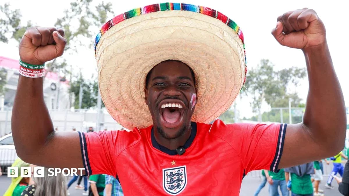 Фанат в sombrero празднует перед матчем Фанат в sombrero празднует перед матчем