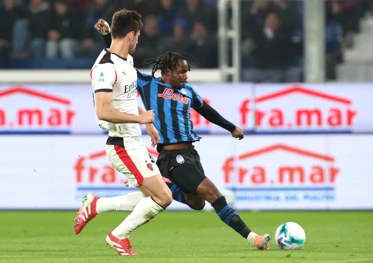 Игроки AC Milan и Atalanta борются за мяч Игроки AC Milan и Atalanta борются за мяч