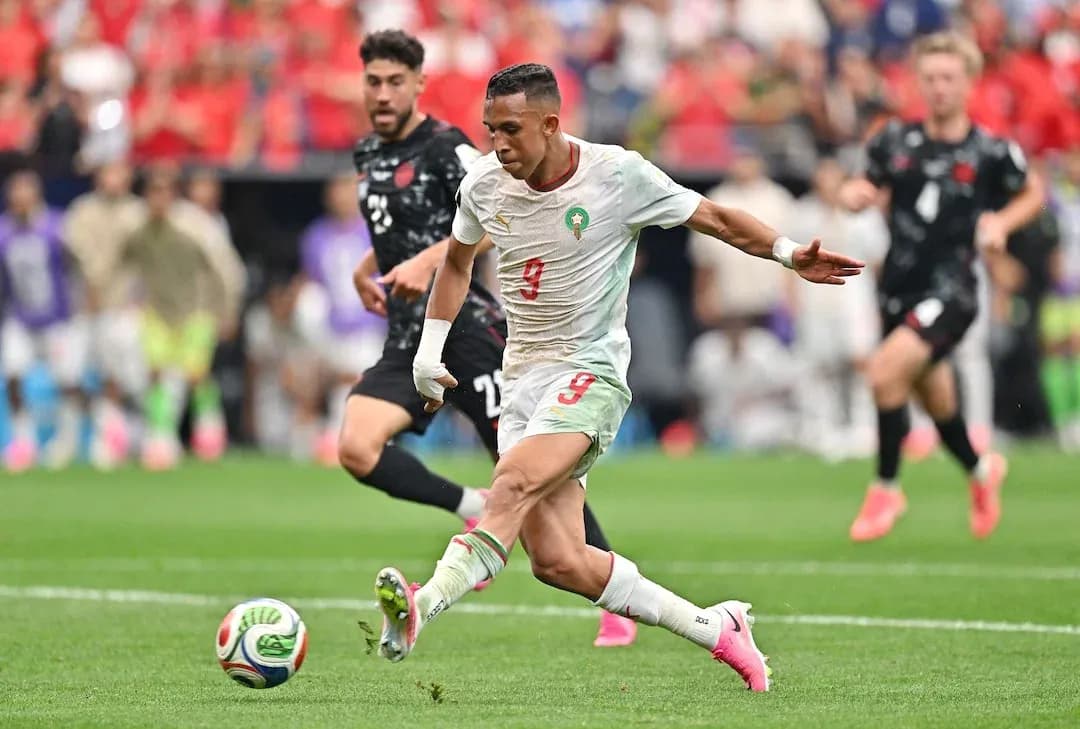 Игрок сборной Марокко наносит удар по мячу Игрок сборной Марокко наносит удар по мячу