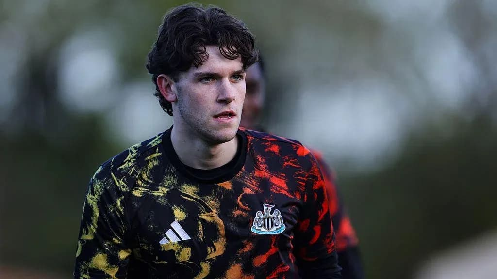 Вратарь Newcastle в тренировочной форме на поле Вратарь Newcastle в тренировочной форме на поле
