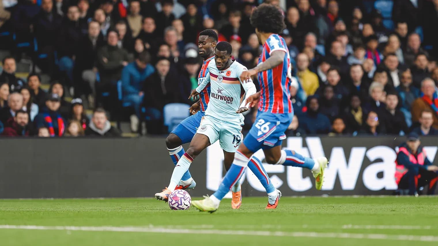 Игроки Brentford и Crystal Palace в борьбе за мяч Игроки Brentford и Crystal Palace в борьбе за мяч