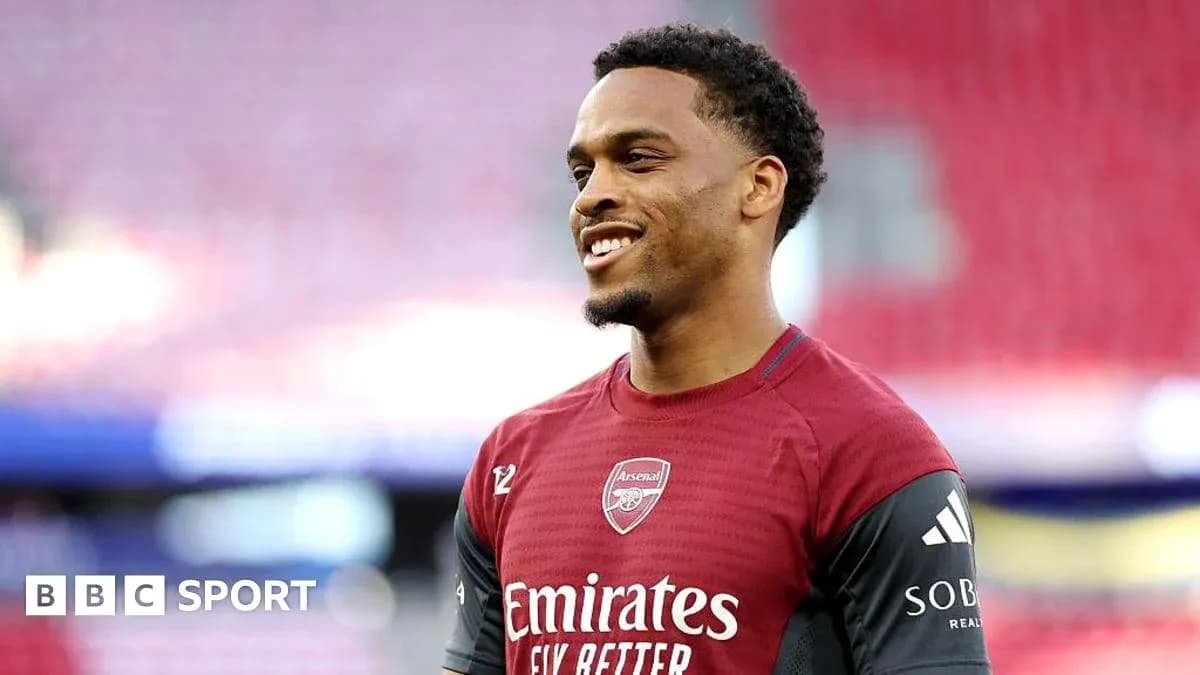 Игрок Arsenal в тренировочной форме на стадионе Игрок Arsenal в тренировочной форме на стадионе