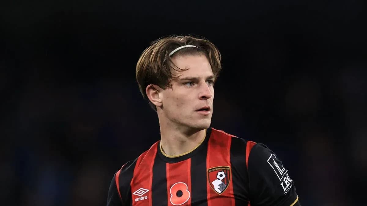 Игрок AFC Bournemouth в черно-красной форме на поле Игрок AFC Bournemouth в черно-красной форме на поле