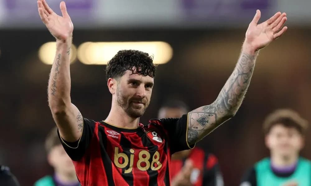 Игрок Bournemouth поднимает руки после матча Игрок Bournemouth поднимает руки после матча
