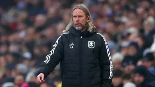 Тренер команды на скамейке запасных во время матча Тренер команды на скамейке запасных во время матча