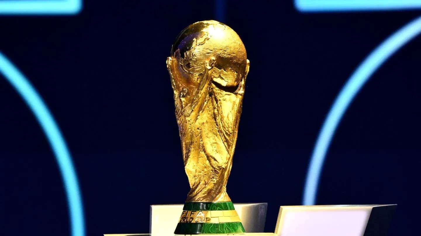 Трофей Кубка мира FIFA на подиуме Трофей Кубка мира FIFA на подиуме