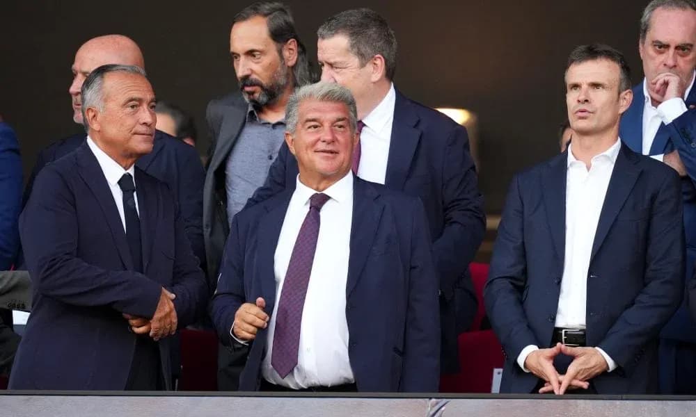Четыре человека в официальной одежде на трибуне Четыре человека в официальной одежде на трибуне