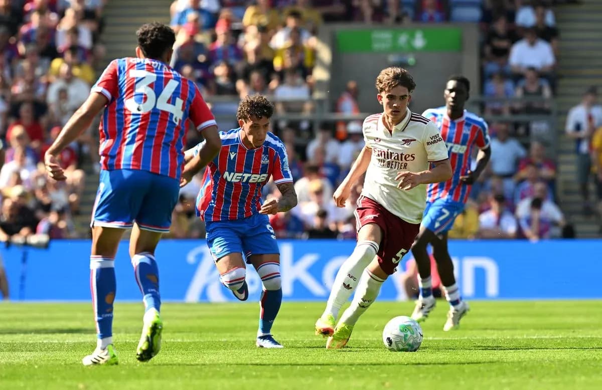 Игроки Crystal Palace и Arsenal в матче Игроки Crystal Palace и Arsenal в матче