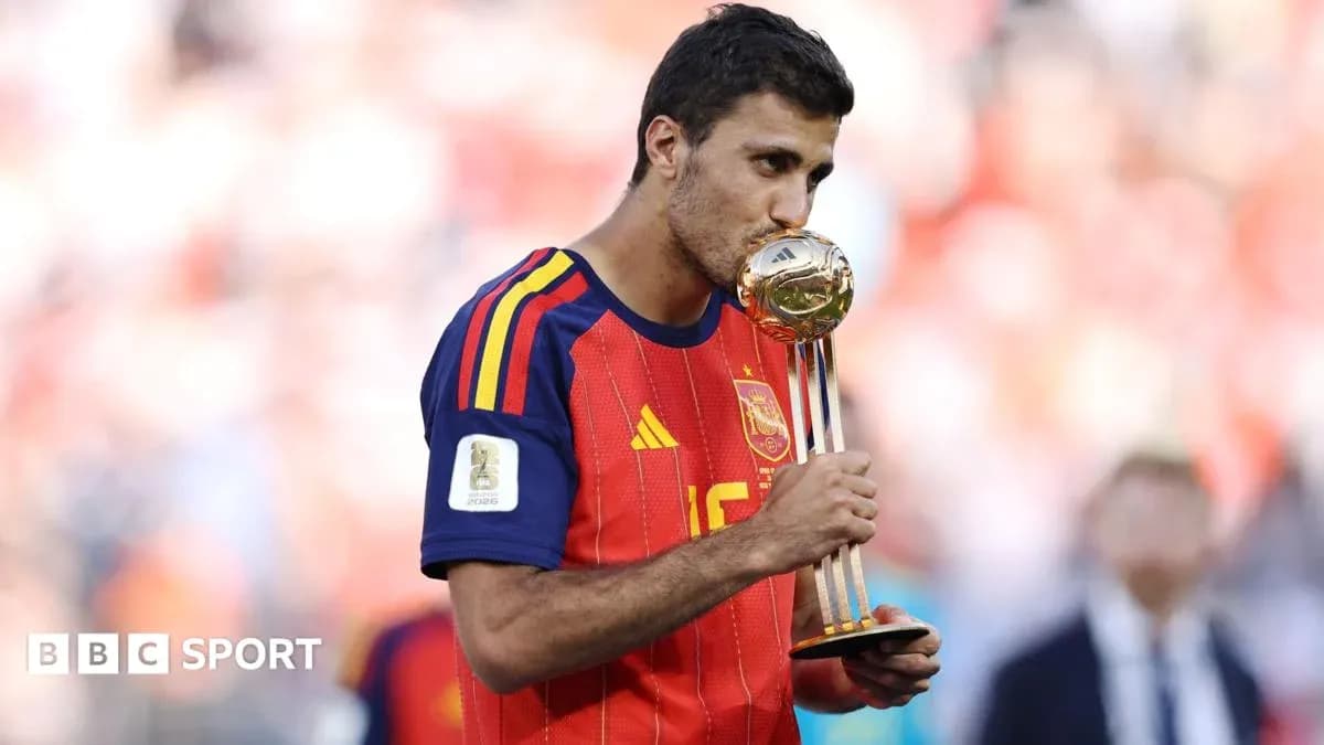Игрок целует трофей чемпионата мира на поле Игрок целует трофей чемпионата мира на поле