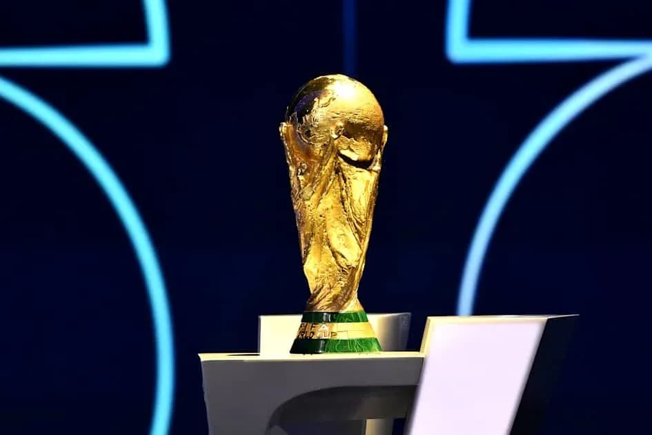 Золотой трофей Кубка мира FIFA на подиуме Золотой трофей Кубка мира FIFA на подиуме