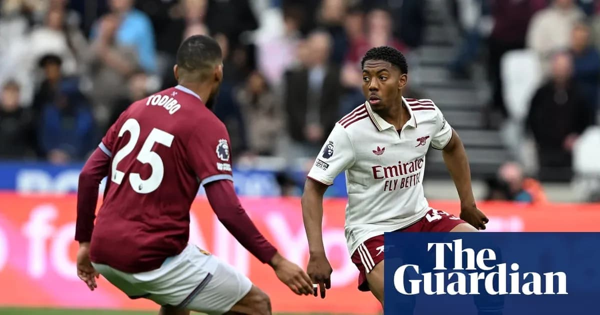 Игроки Arsenal и Aston Villa в борьбе за мяч Игроки Arsenal и Aston Villa в борьбе за мяч