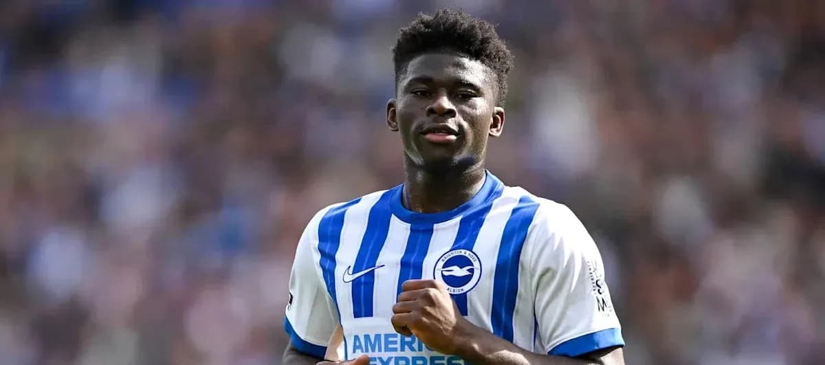 Игрок Brighton & Hove Albion на поле во время матча Игрок Brighton & Hove Albion на поле во время матча
