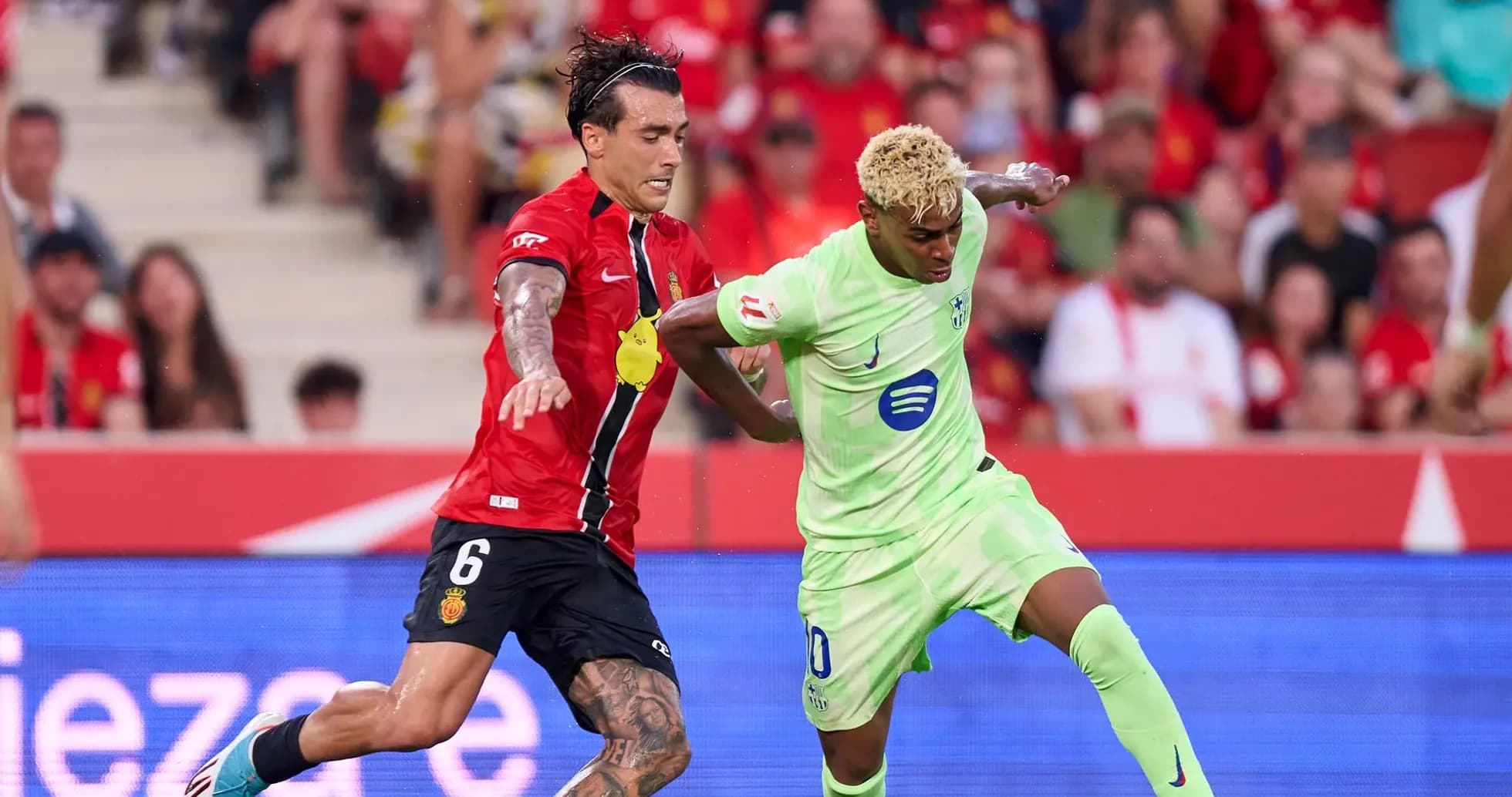 Игроки Mallorca и Villarreal борются за мяч Игроки Mallorca и Villarreal борются за мяч